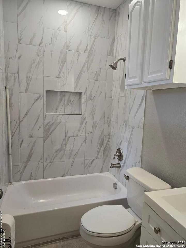 907 Southwest 37th Street #B - Photo 4 of 9