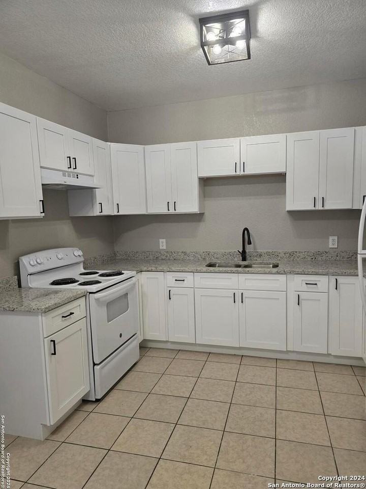 907 Southwest 37th Street #B - Photo 6 of 9