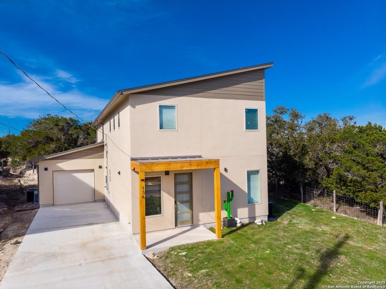 136 Woodridge - Photo 2 of 33