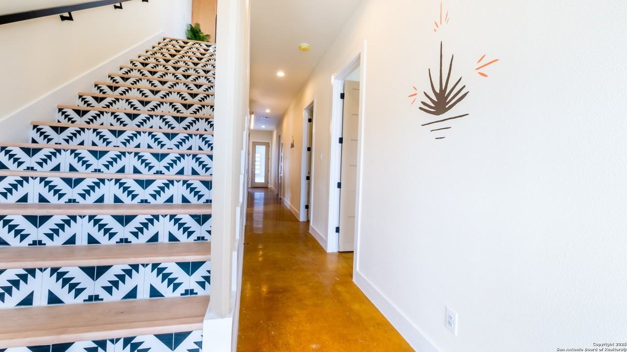 136 Woodridge - Photo 5 of 33