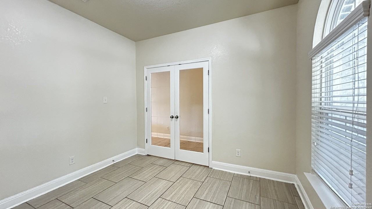 5703 Sweetwater Way - Photo 4 of 41