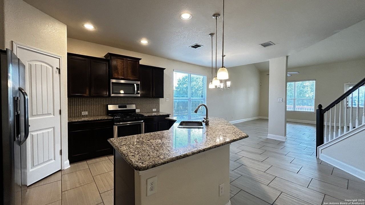 5703 Sweetwater Way - Photo 6 of 41