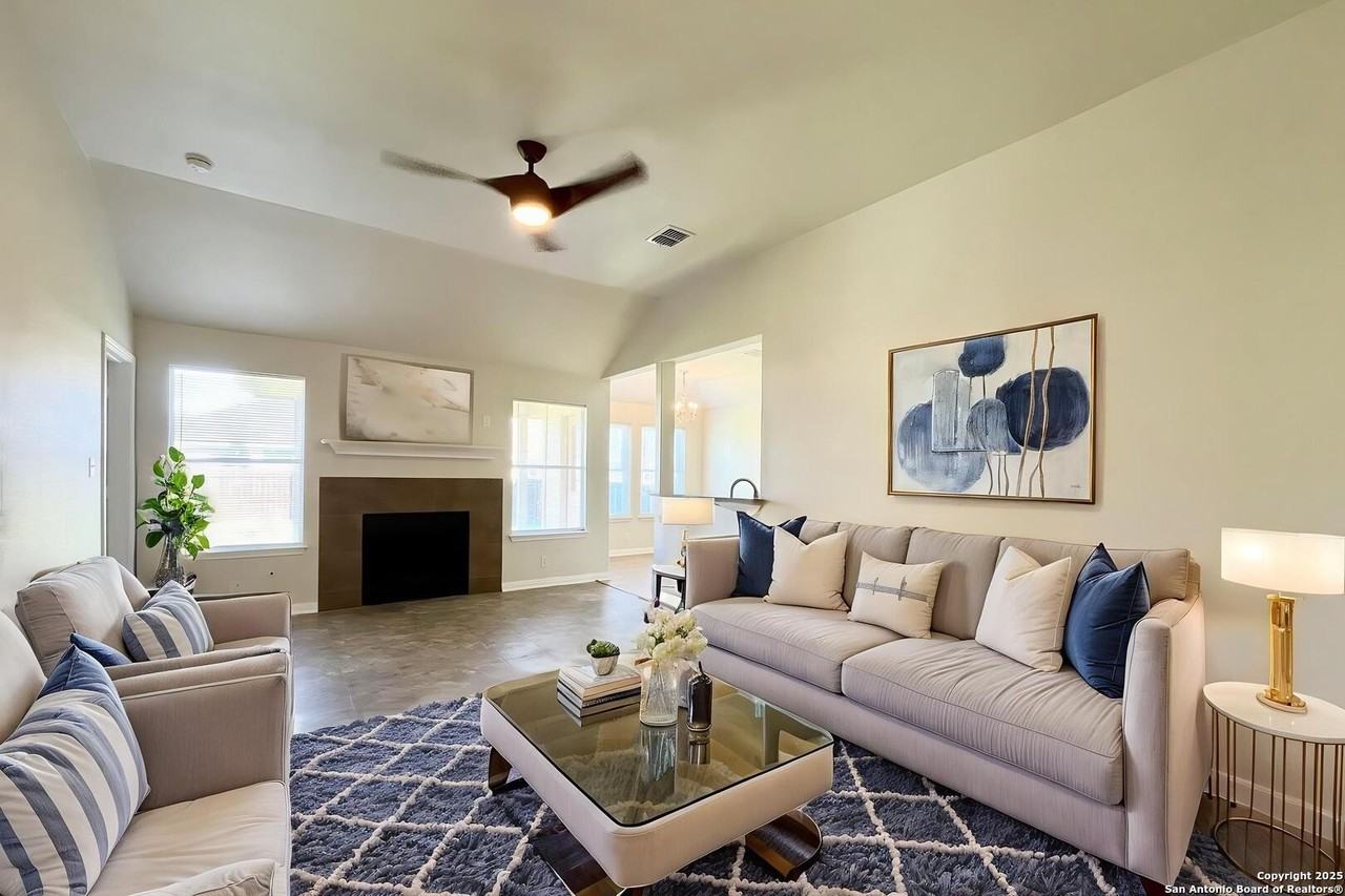 8439 Blackstone Cv - Photo 2 of 36