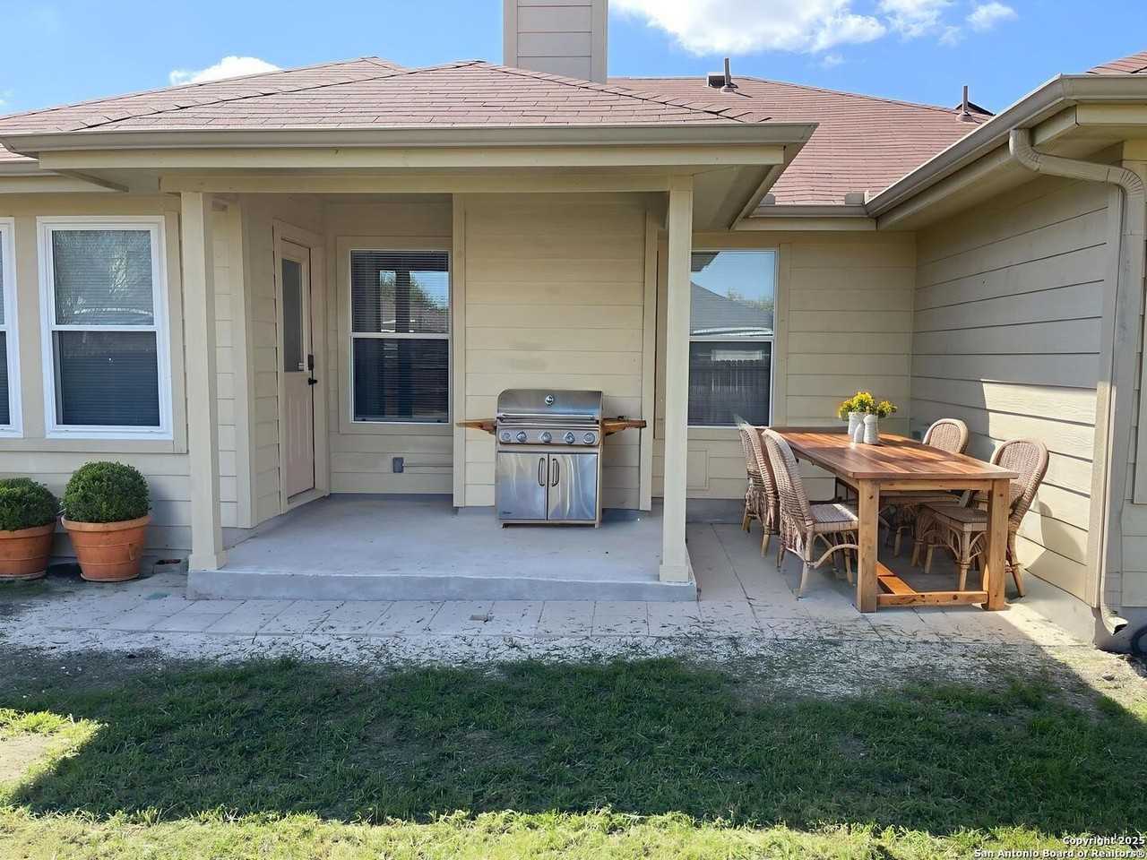 8439 Blackstone Cv - Photo 5 of 36