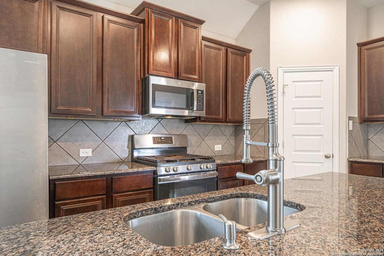 3914 Brazos Street - Photo 6 of 35