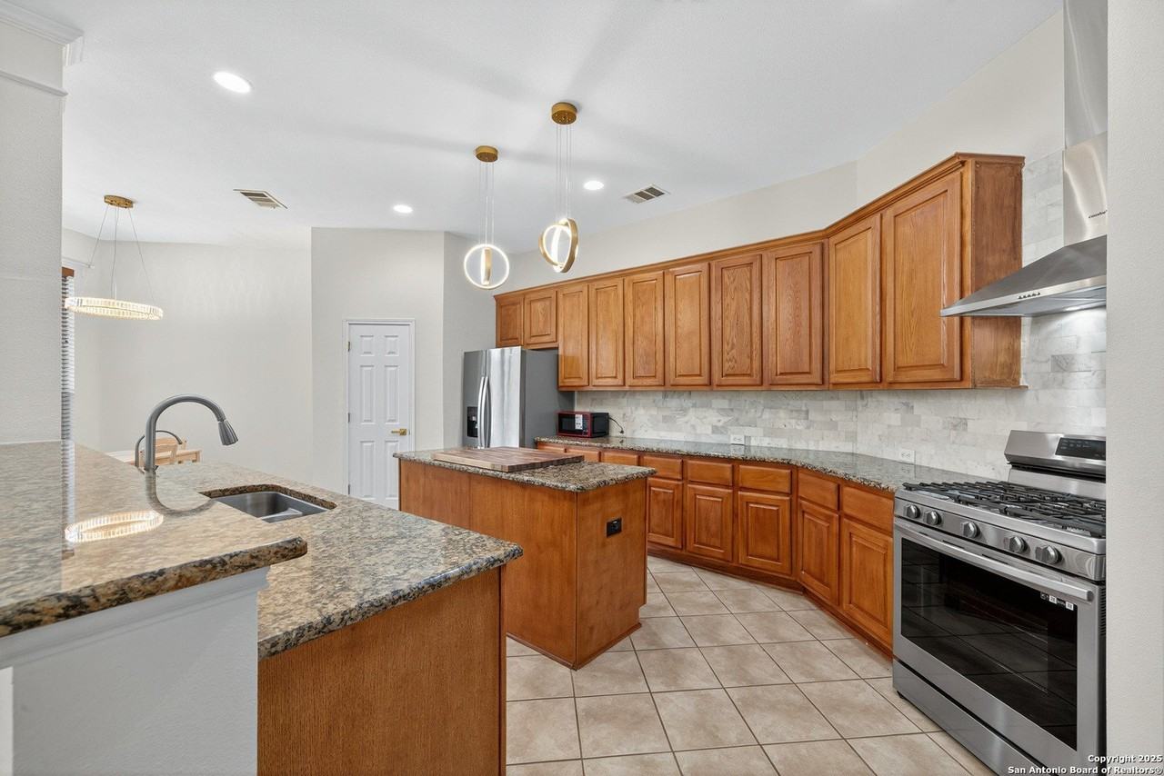 18743 Danforth Cv - Photo 7 of 28