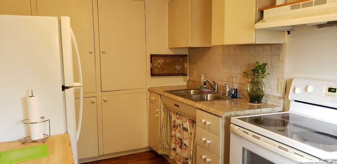 2318 West Olmos Drive - Photo 4 of 13