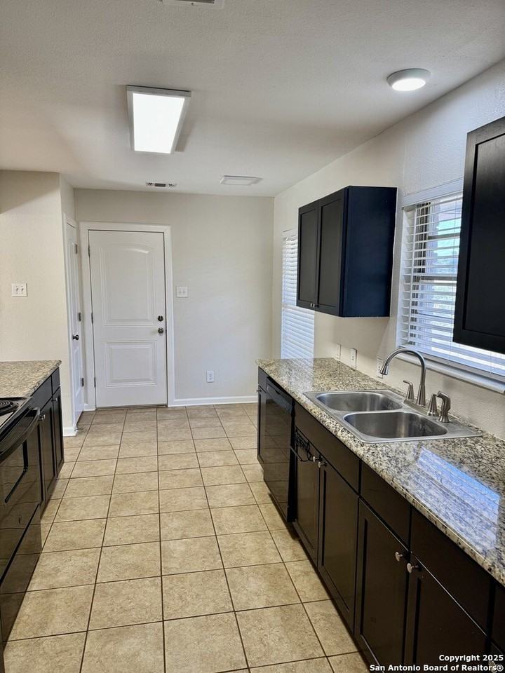 410 Shannon Lee St - Photo 6 of 19