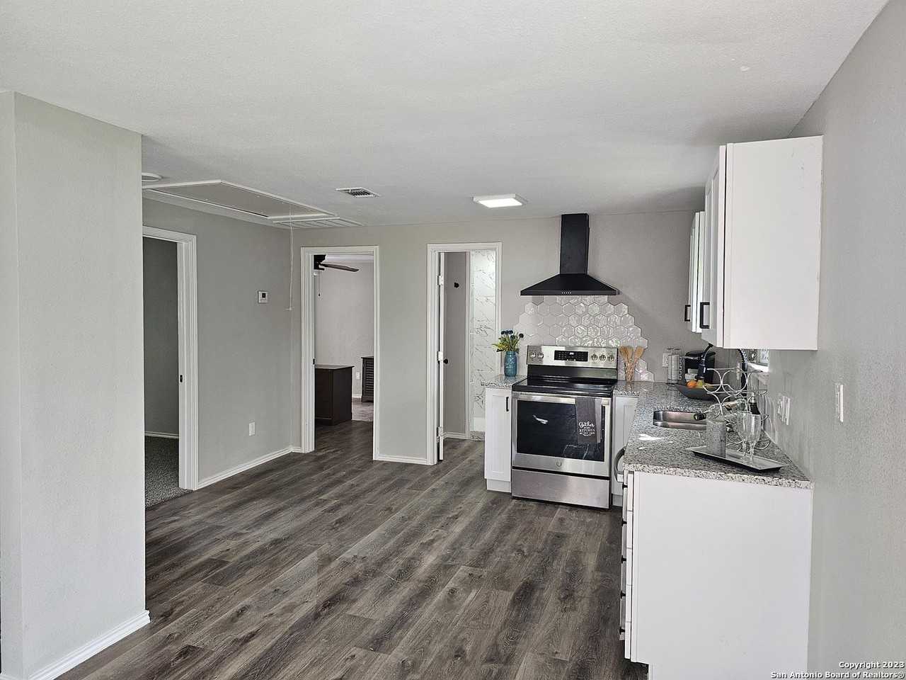 1360 Essex St - Photo 2 of 20