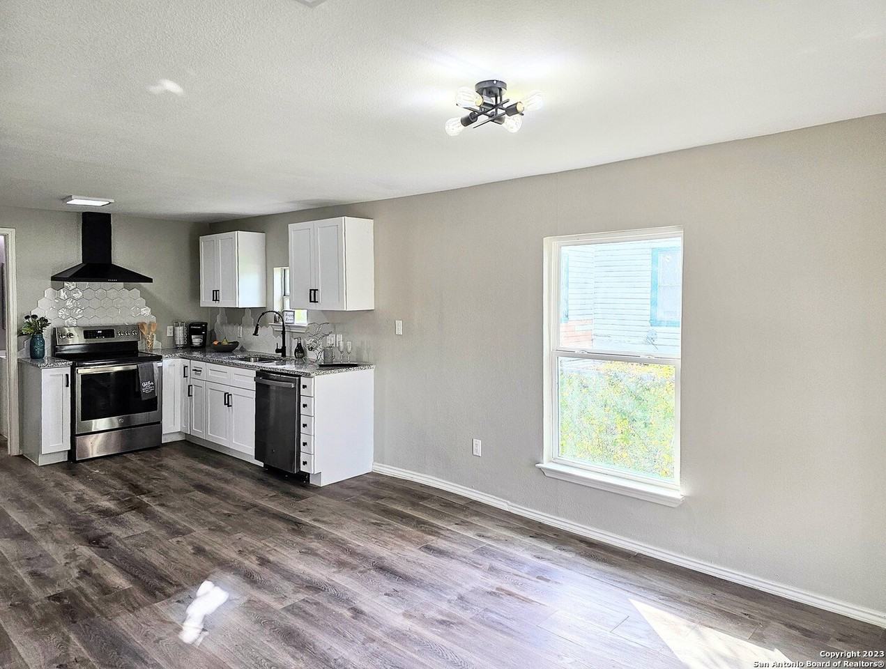 1360 Essex St - Photo 3 of 20