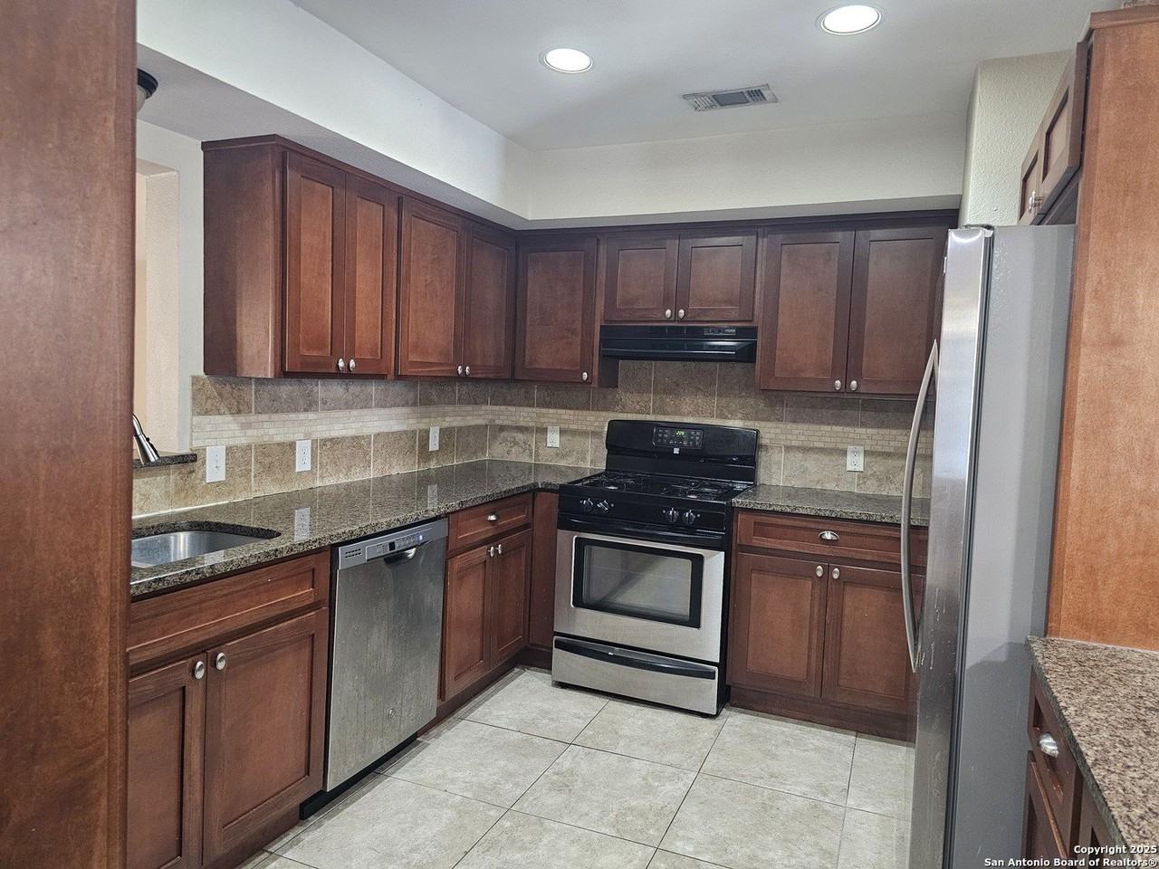 311 Eland Dr - Photo 5 of 25