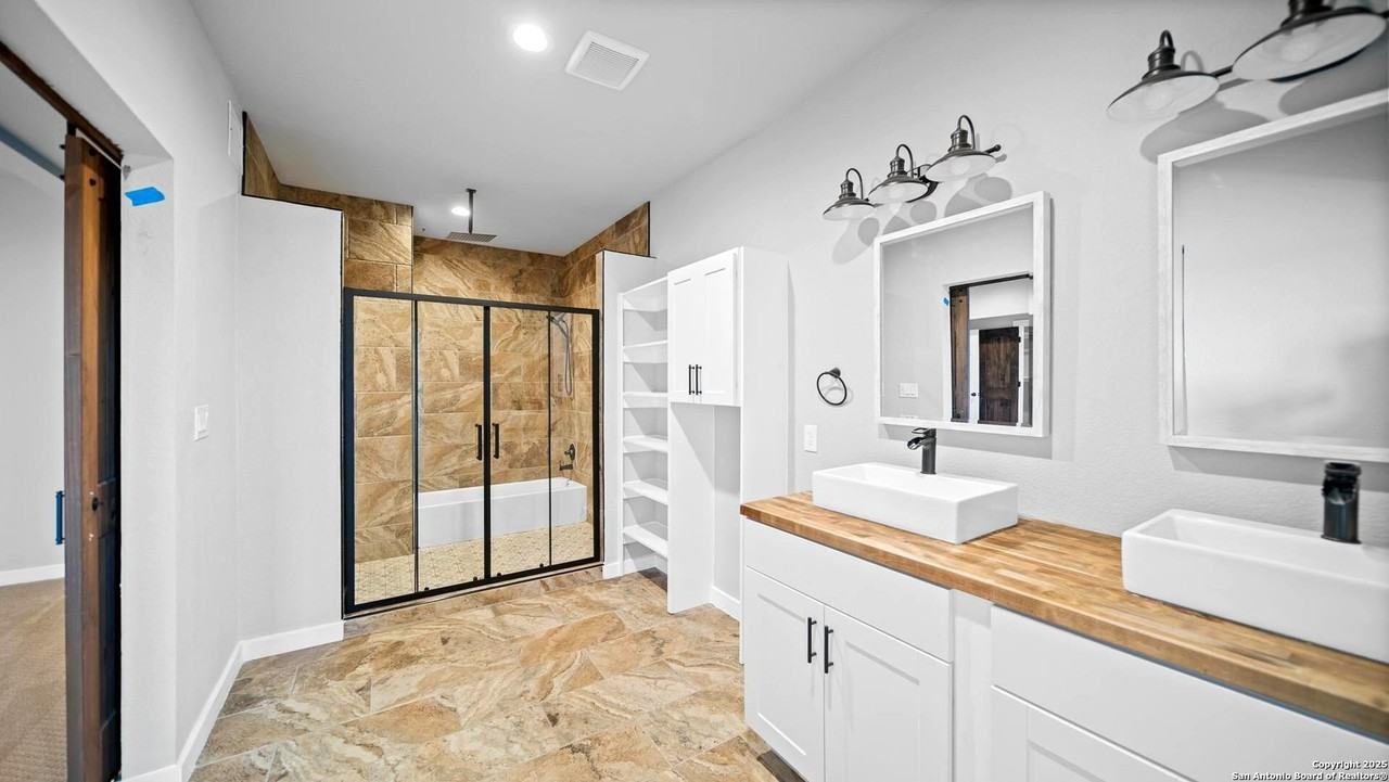 201 Lakeview Cir - Photo 5 of 50