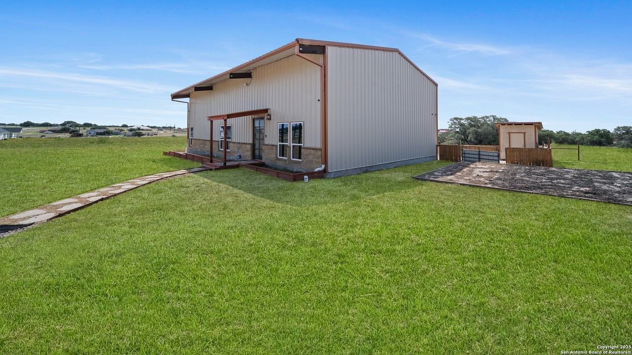 201 Lakeview Cir - Photo 7 of 50