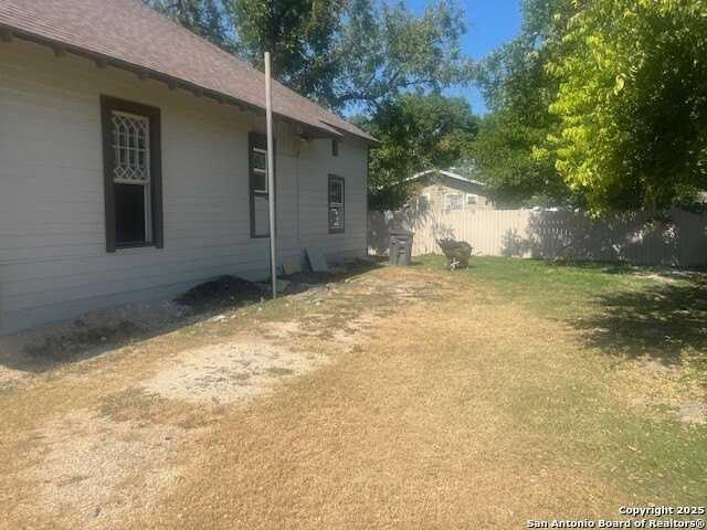 1401 North Trinity Street - Photo 3 of 9