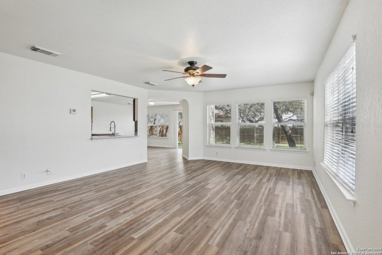 16216 Ike Ln - Photo 3 of 40