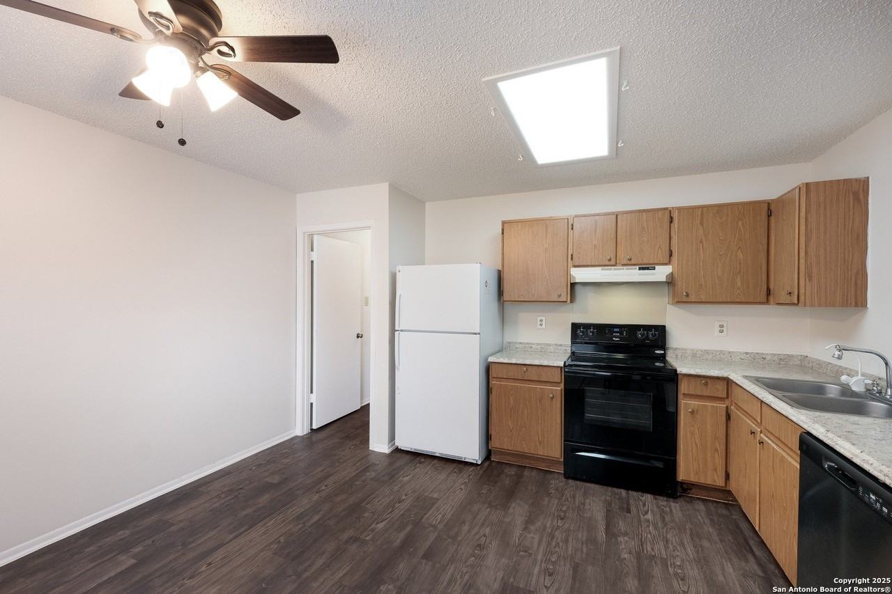 15414 Legend Springs Dr - Photo 2 of 18