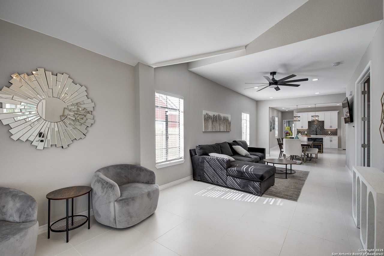 515 Nolan St - Photo 5 of 38