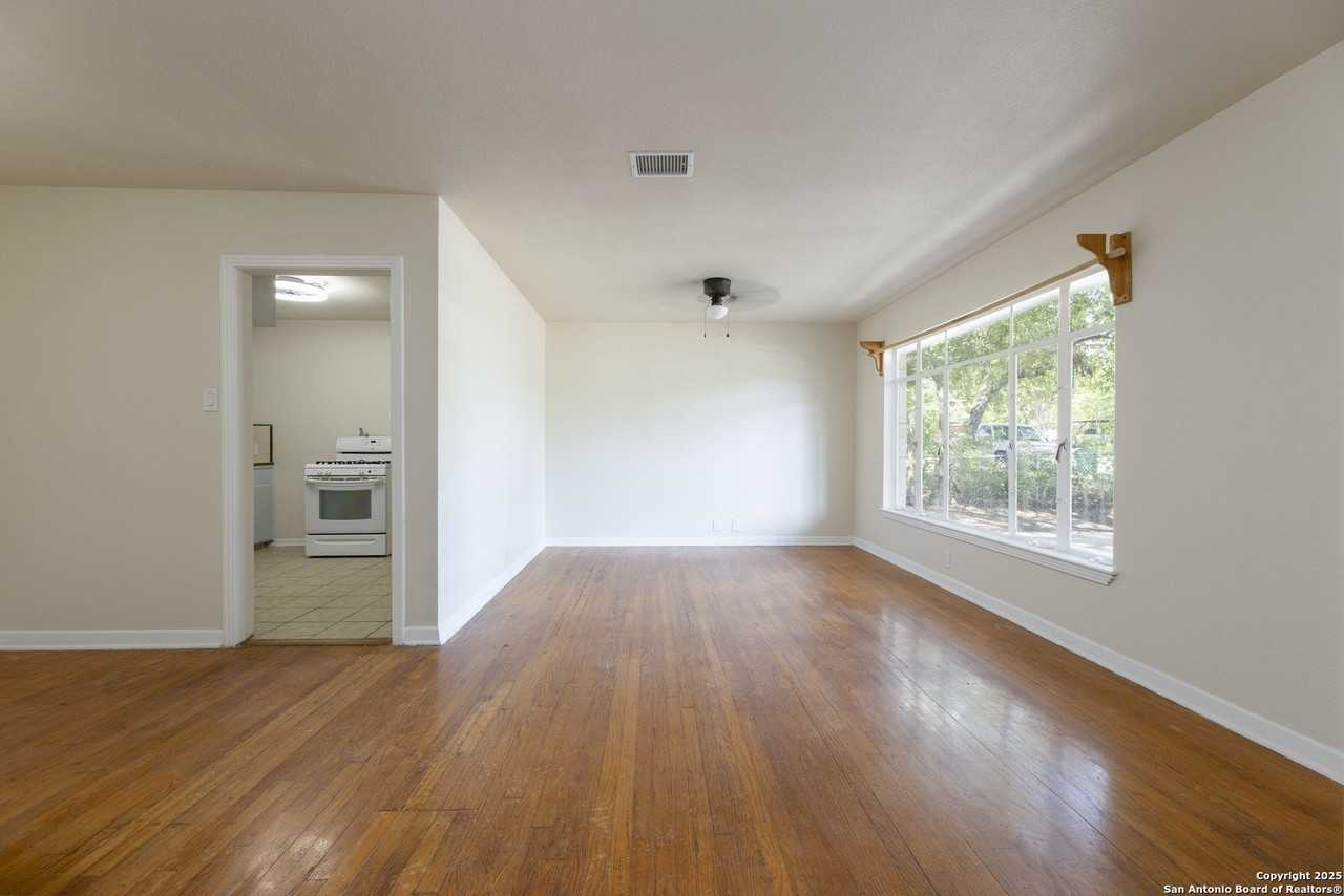 222 Dryden - Photo 5 of 16