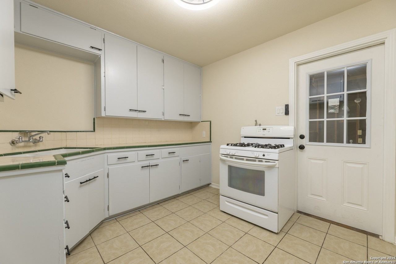 222 Dryden - Photo 7 of 16