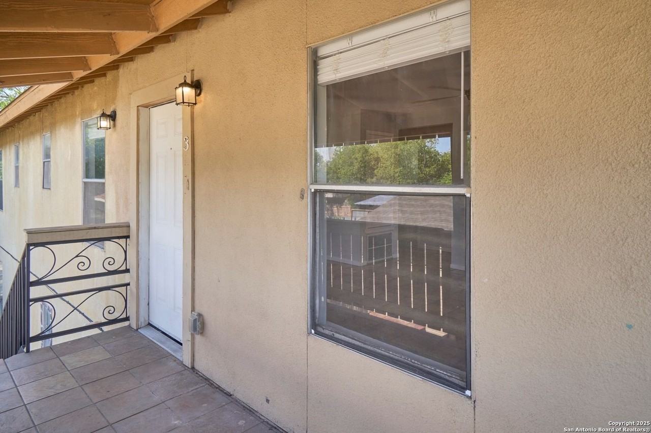 418 Verne St Apt 3 #3 - Photo 4 of 22