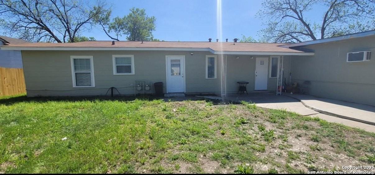 327 Bexar Dr - Photo 2 of 14