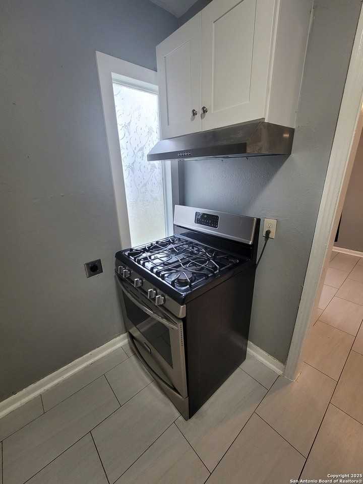 327 Bexar Dr - Photo 4 of 14