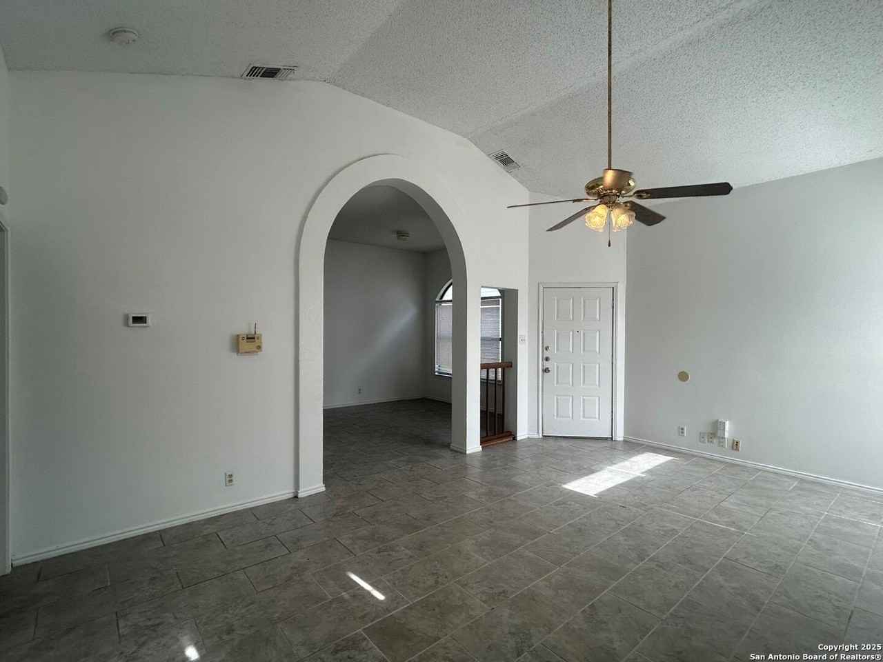 3046 Beconsfield St - Photo 3 of 12