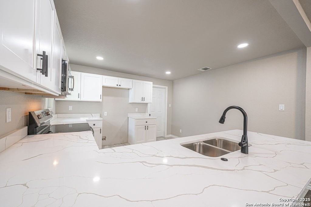 1118 Saint James - Photo 4 of 17