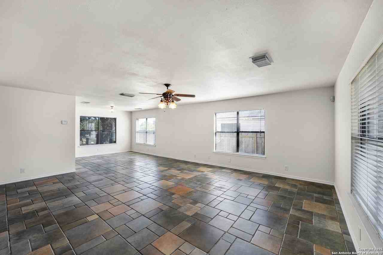 9711 Diamond Cliff Dr - Photo 5 of 47