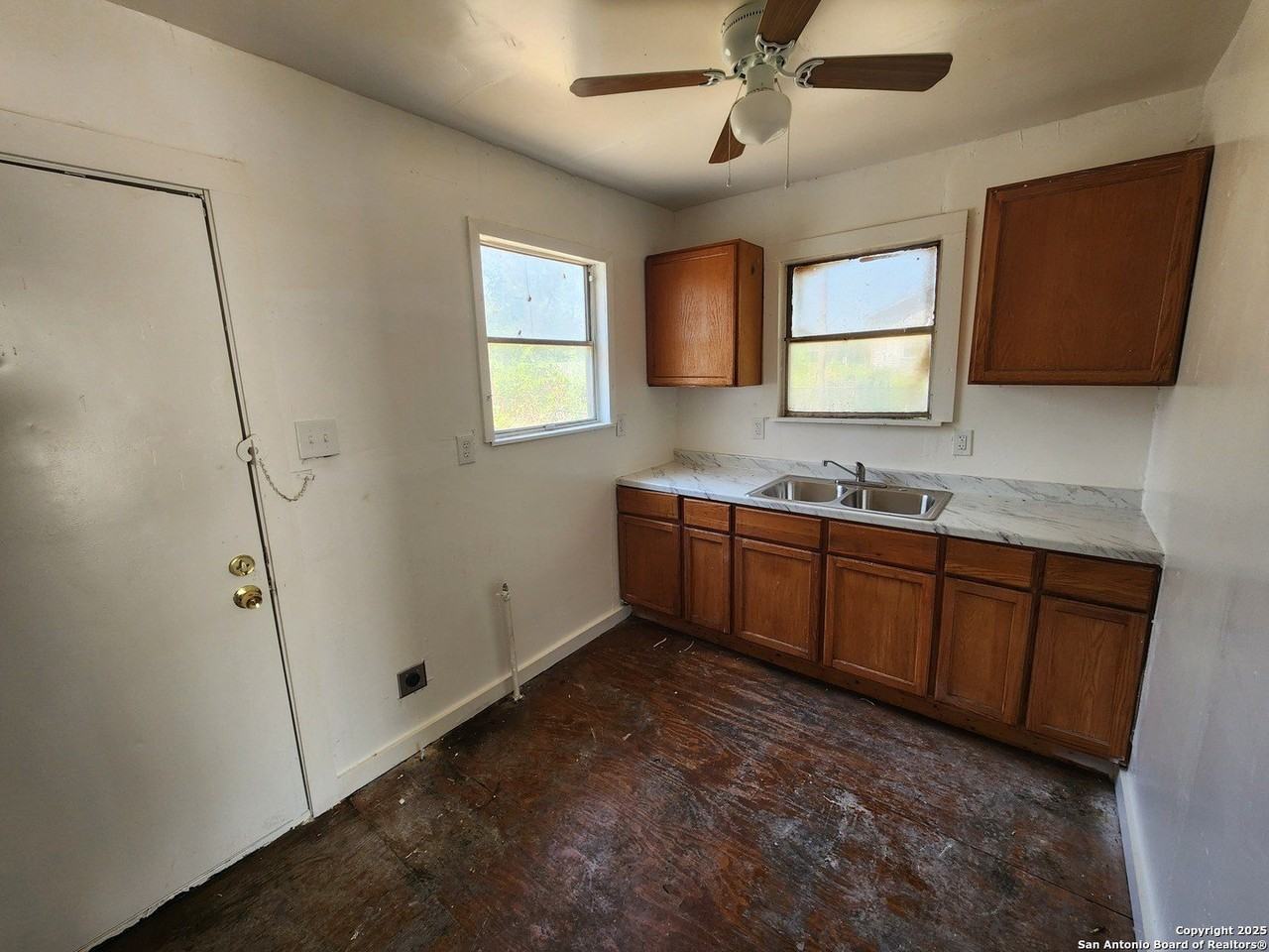 1225 S Gevers St - Photo 3 of 5