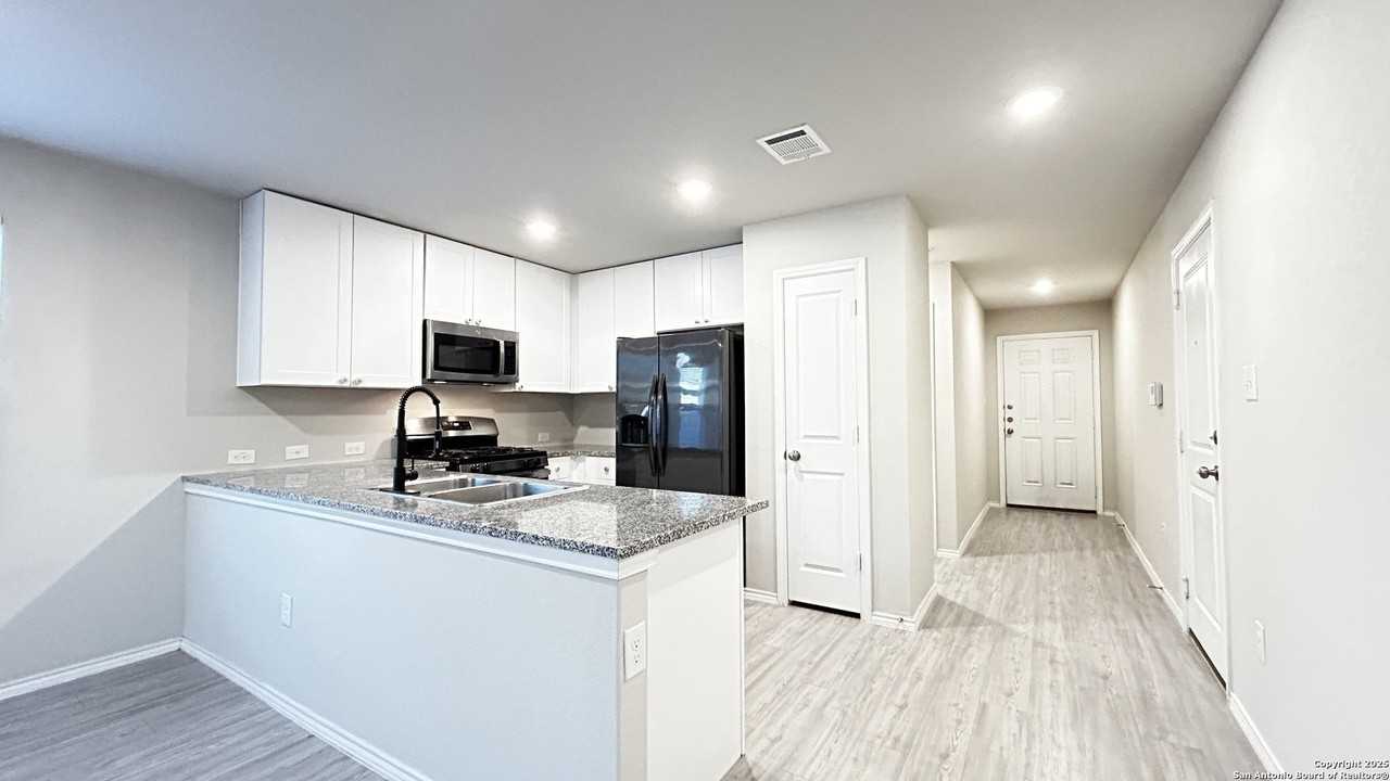 10219 Robbins Crk - Photo 4 of 26