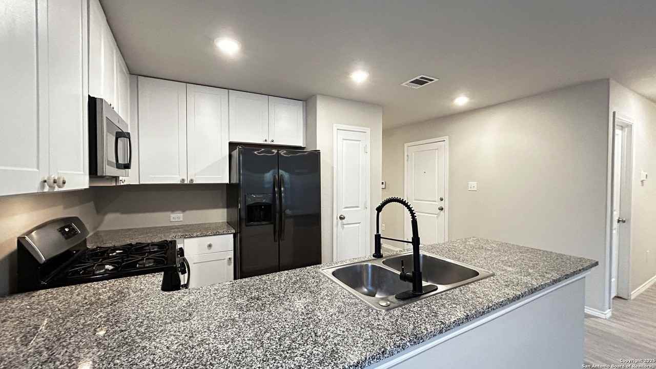 10219 Robbins Crk - Photo 5 of 26