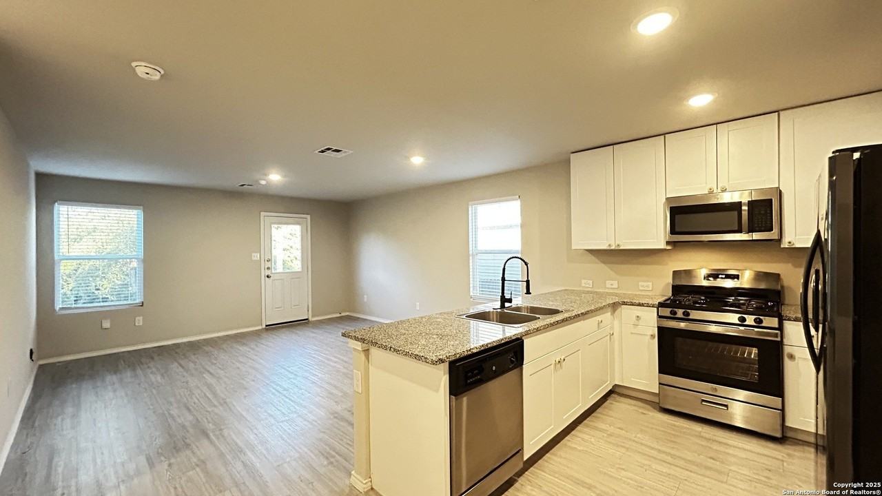 10219 Robbins Crk - Photo 6 of 26