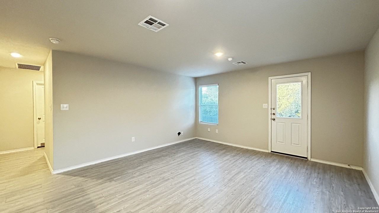 10219 Robbins Crk - Photo 7 of 26