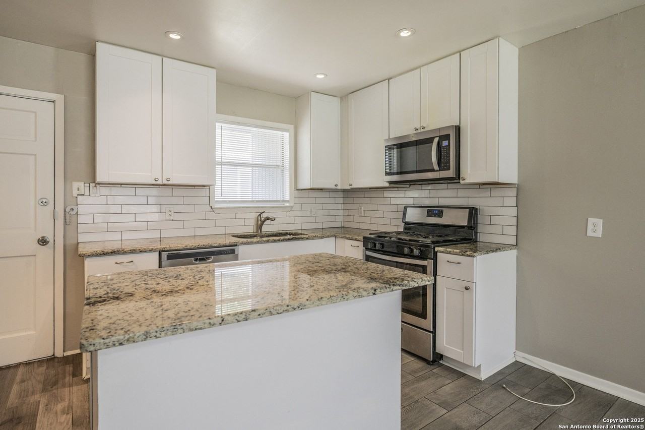 411 Laddie Pl - Photo 2 of 26