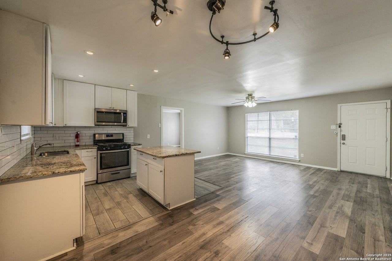 411 Laddie Pl - Photo 4 of 26