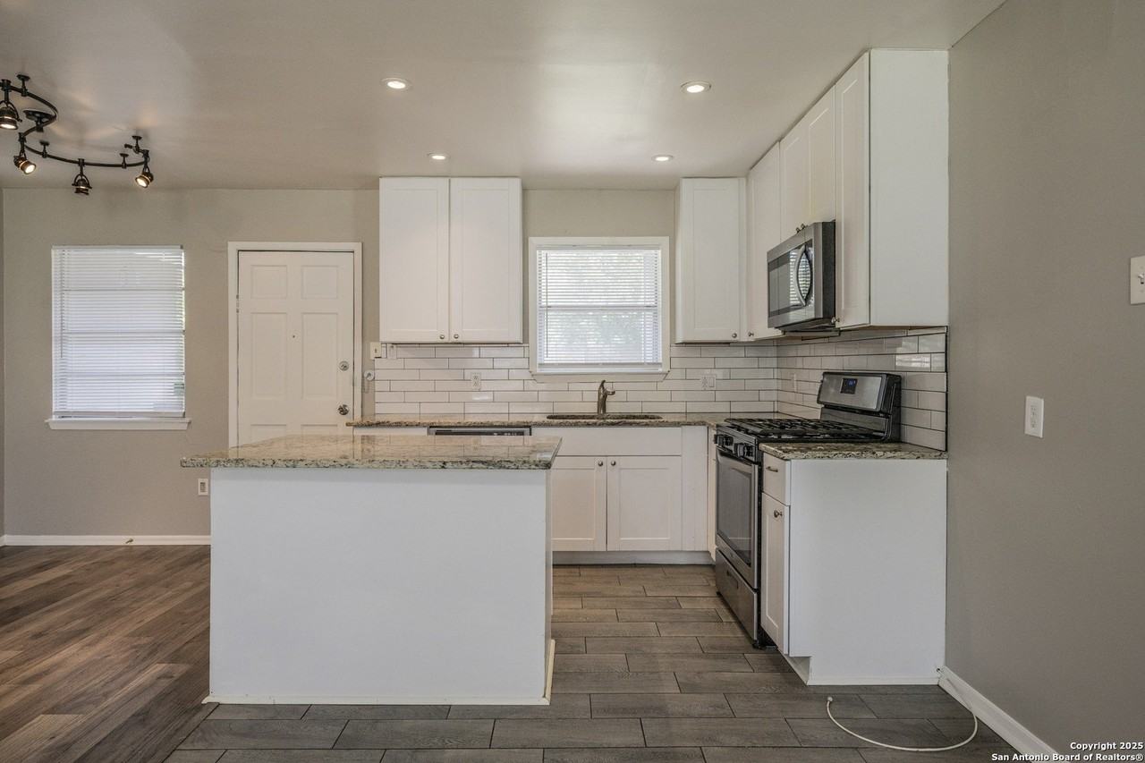 411 Laddie Pl - Photo 5 of 26