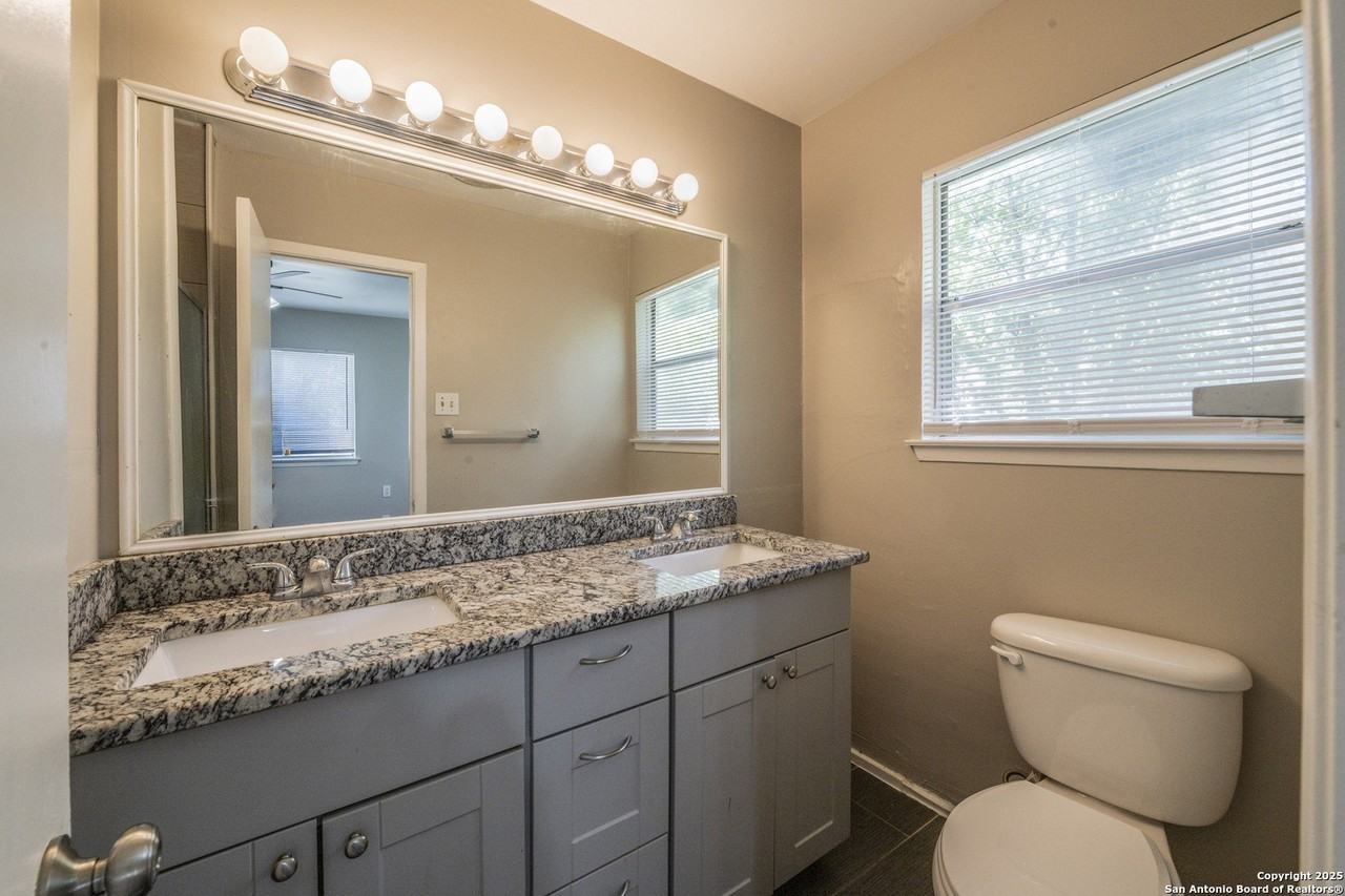 411 Laddie Pl - Photo 7 of 26