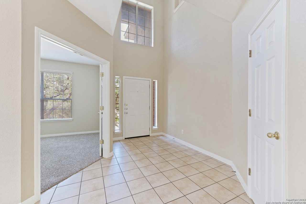 20418 Cliff Park Lane - Photo 5 of 37