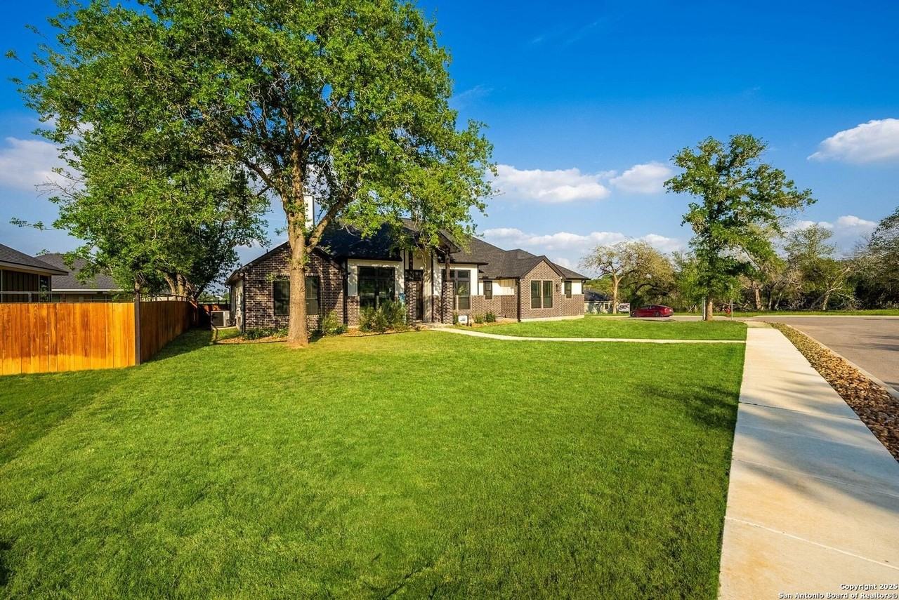 132 Ash Pkwy - Photo 3 of 50