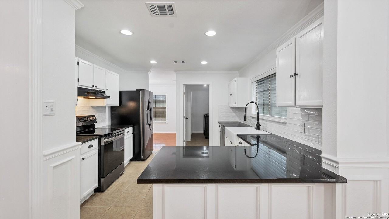 1635 Gruene Cove - Photo 3 of 17