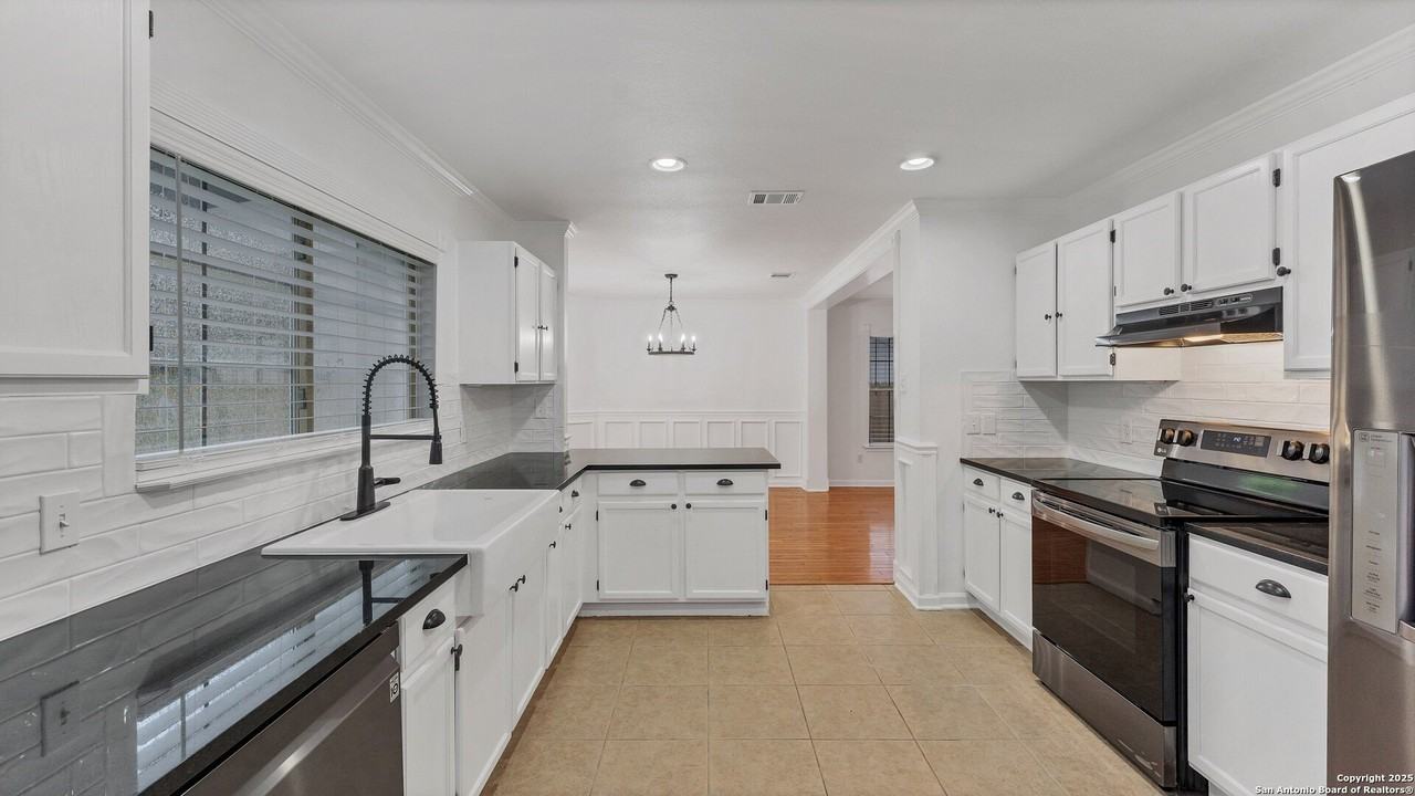 1635 Gruene Cove - Photo 4 of 17