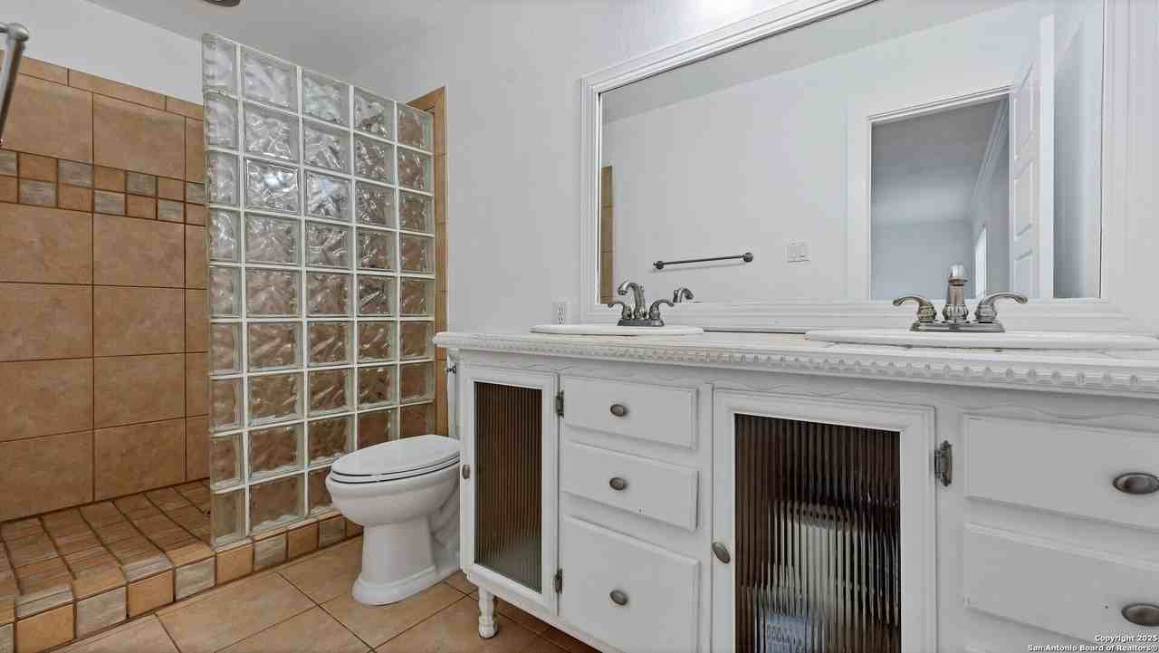 1635 Gruene Cove - Photo 5 of 17