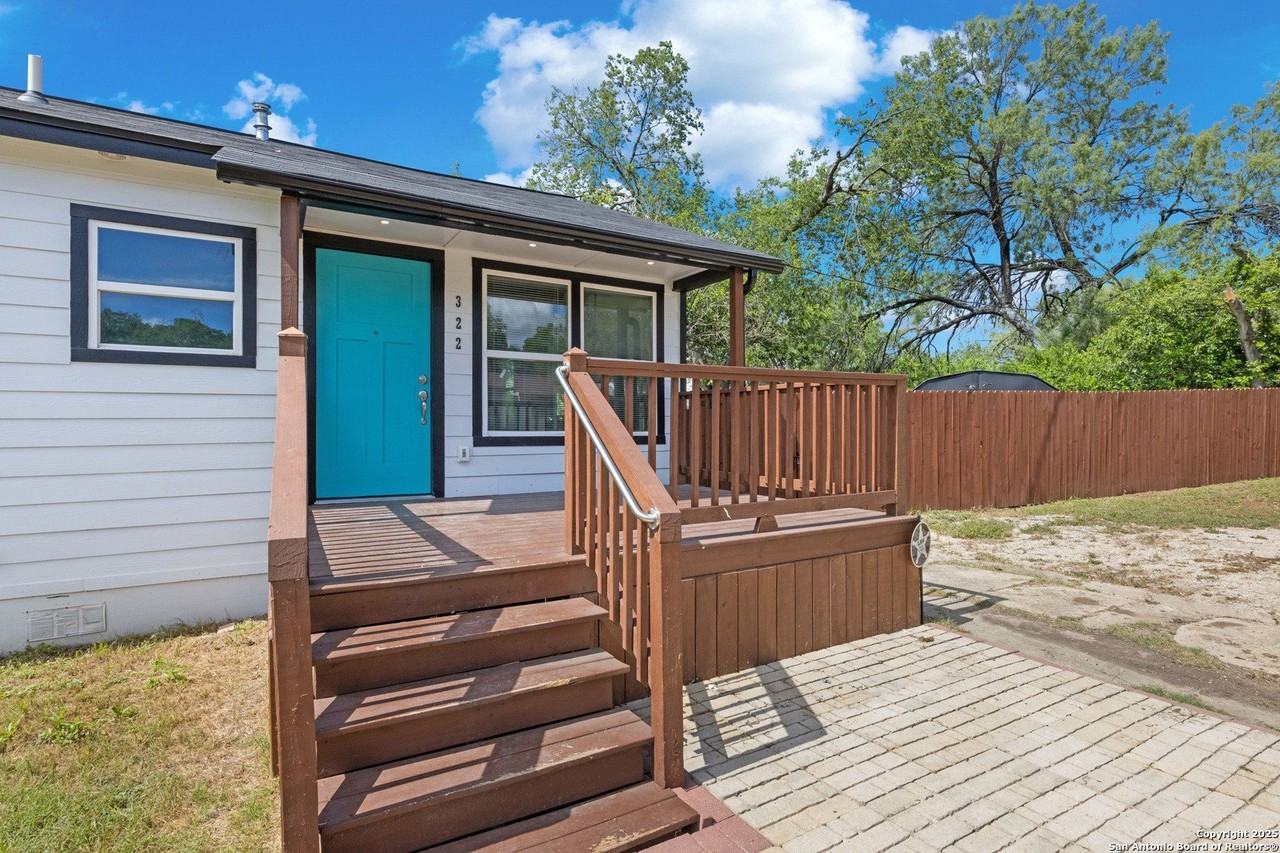 322 Glamis Ave - Photo 4 of 36