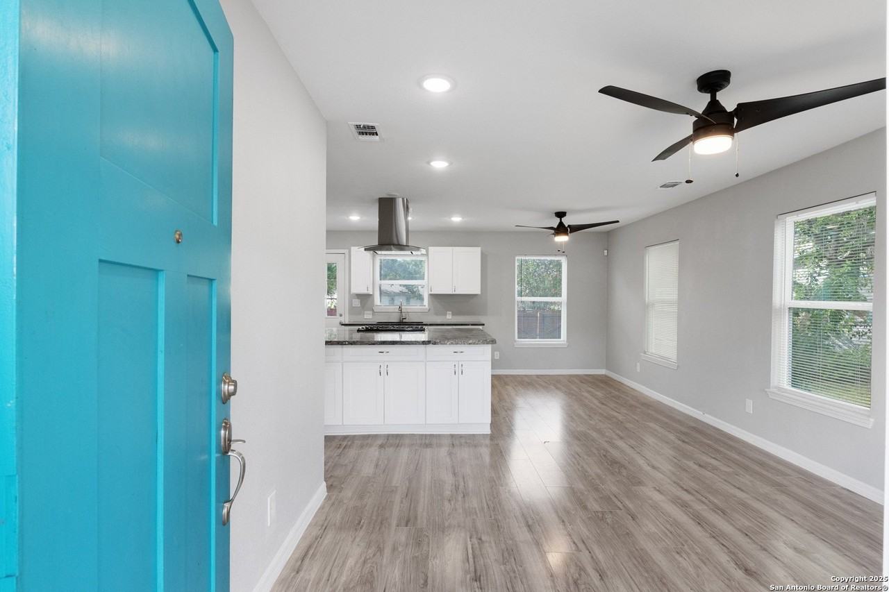 322 Glamis Ave - Photo 5 of 36