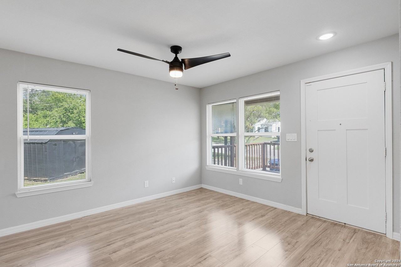 322 Glamis Ave - Photo 6 of 36