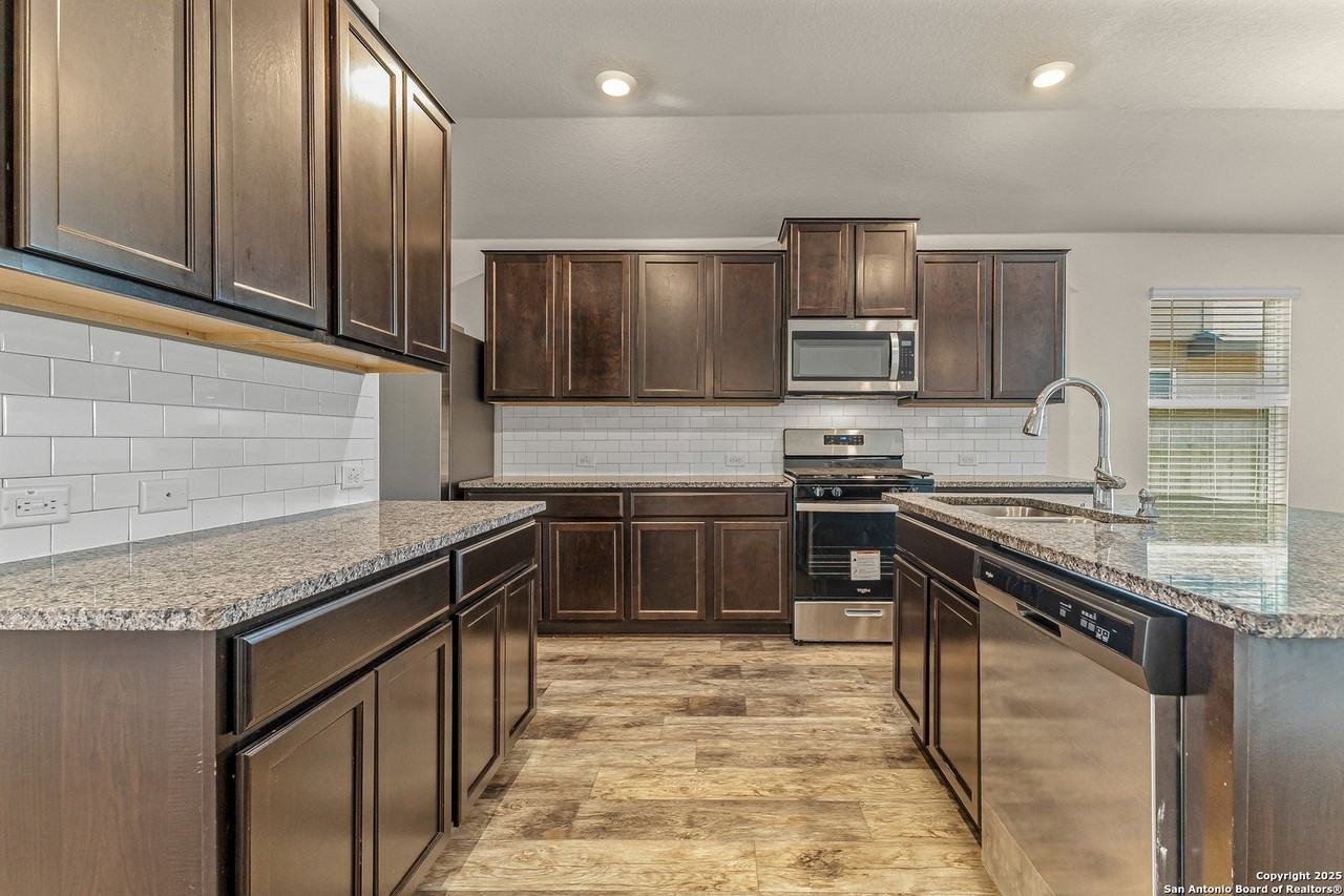 6819 Whisper Grv - Photo 7 of 24