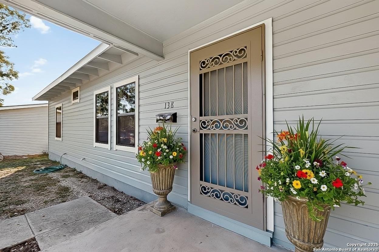 138 Lively Dr - Photo 4 of 38