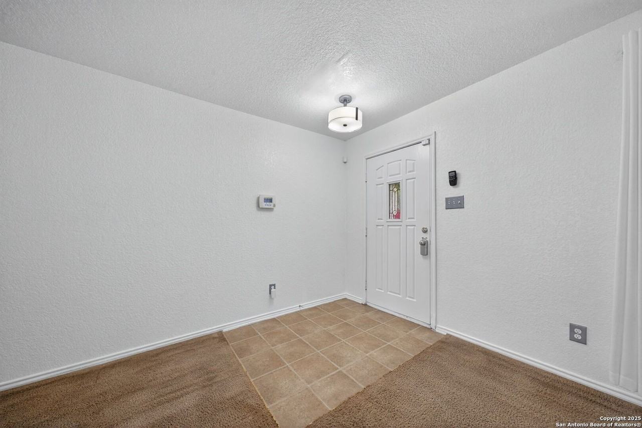 6819 Dulce Mdw - Photo 5 of 33