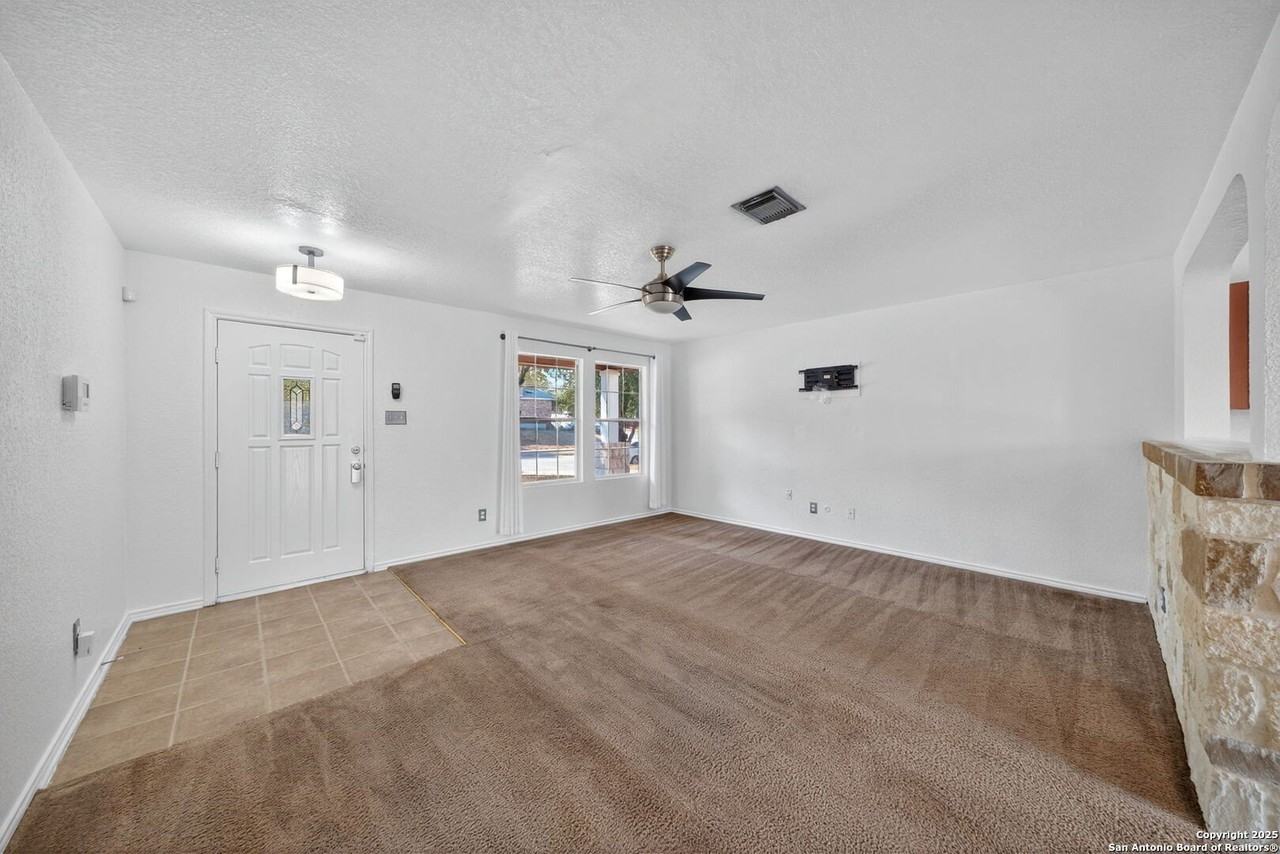 6819 Dulce Mdw - Photo 7 of 33